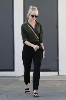 Emma Stone feet photo thumbnail