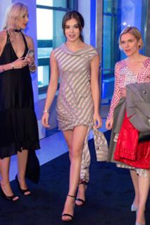 Hailee Steinfeld feet photo thumbnail
