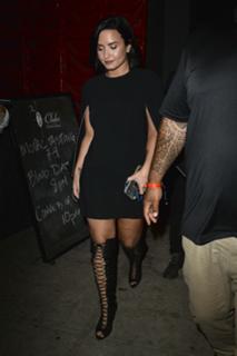 Demi Lovato feet photo thumbnail
