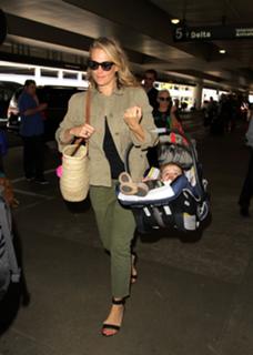 Molly Sims feet photo thumbnail