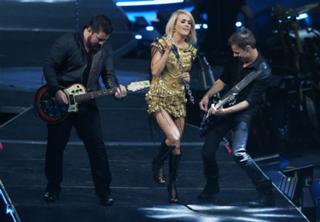 Carrie Underwood feet photo thumbnail
