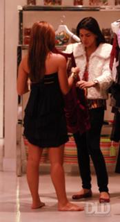 Demi Lovato feet photo thumbnail