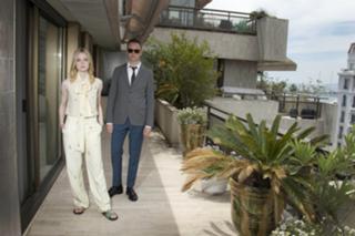 Elle Fanning feet photo thumbnail
