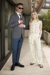 Elle Fanning feet photo thumbnail