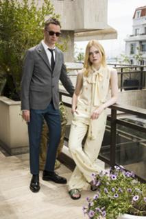Elle Fanning feet photo thumbnail