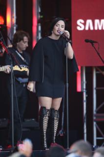 Demi Lovato feet photo thumbnail