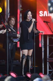 Demi Lovato feet photo thumbnail