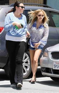 Nicole Richie feet photo thumbnail