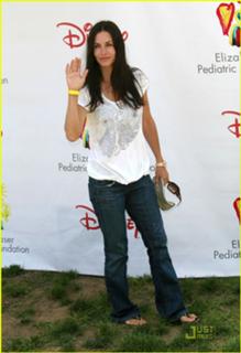 Courteney Cox feet photo thumbnail