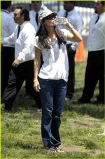 Courteney Cox feet photo thumbnail