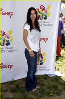 Courteney Cox feet photo thumbnail
