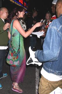 Joss Stone feet photo thumbnail