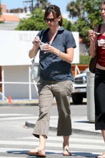 Jennifer Garner feet photo thumbnail