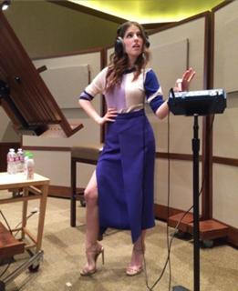 Anna Kendrick feet photo thumbnail