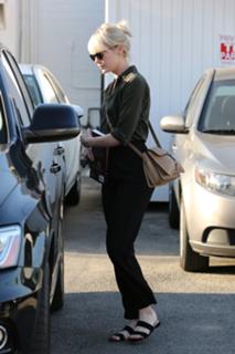 Emma Stone feet photo thumbnail