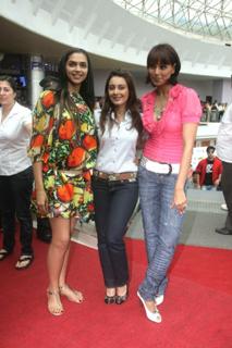 Deepika Padukone feet photo thumbnail