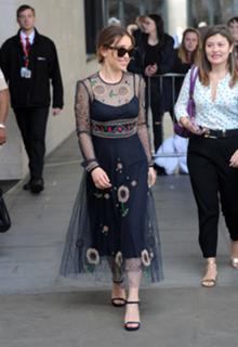 Emilia Clarke feet photo thumbnail