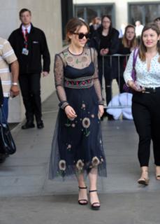 Emilia Clarke feet photo thumbnail