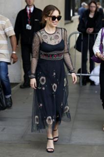 Emilia Clarke feet photo thumbnail