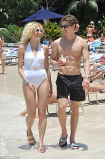 Pixie Lott feet photo thumbnail