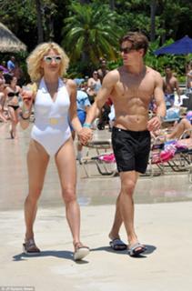 Pixie Lott feet photo thumbnail