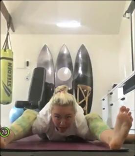 Miley Cyrus feet photo thumbnail