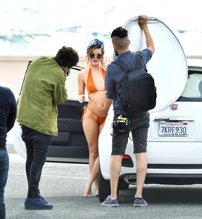 Bella Thorne feet photo thumbnail