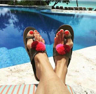 Molly Sims feet photo thumbnail