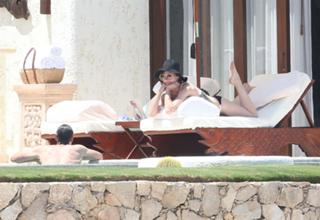 Milla Jovovich feet photo thumbnail