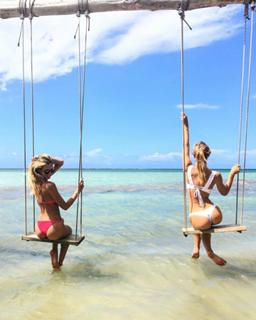 Alexis Ren feet photo thumbnail