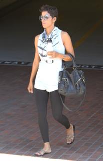 Halle Berry feet photo thumbnail