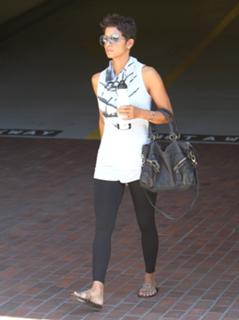 Halle Berry feet photo thumbnail