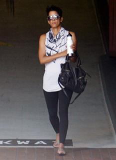 Halle Berry feet photo thumbnail