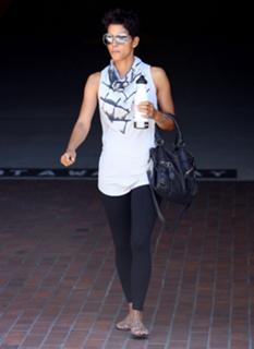 Halle Berry feet photo thumbnail