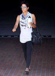 Halle Berry feet photo thumbnail