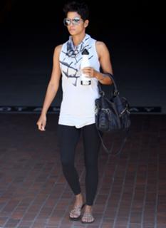 Halle Berry feet photo thumbnail
