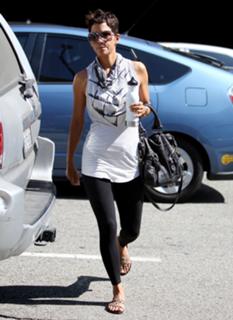 Halle Berry feet photo thumbnail