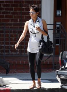 Halle Berry feet photo thumbnail