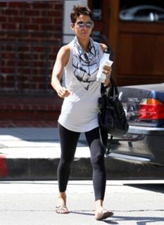 Halle Berry feet photo thumbnail