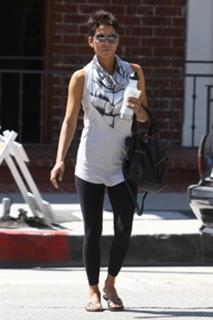 Halle Berry feet photo thumbnail