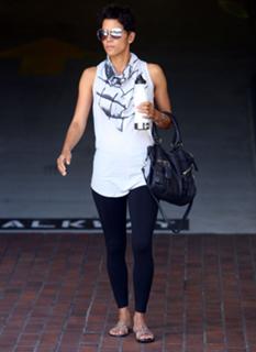 Halle Berry feet photo thumbnail