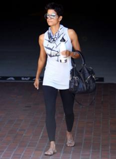 Halle Berry feet photo thumbnail
