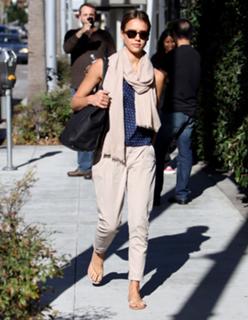 Jessica Alba feet photo thumbnail