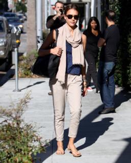 Jessica Alba feet photo thumbnail