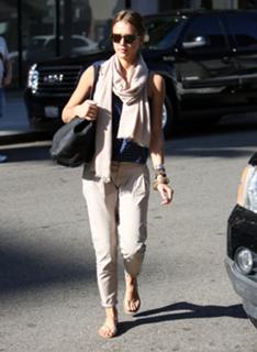 Jessica Alba feet photo thumbnail