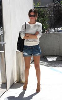 Rachel Bilson feet photo thumbnail