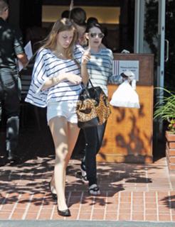 Emma Roberts feet photo thumbnail