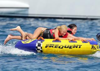 Paris Hilton feet photo thumbnail