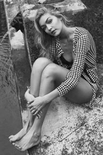Gigi Hadid feet photo thumbnail