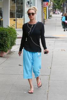 Kaley Cuoco feet photo thumbnail